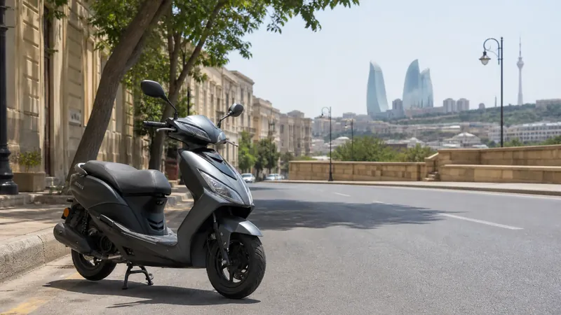Bakı küçəsində müasir moped